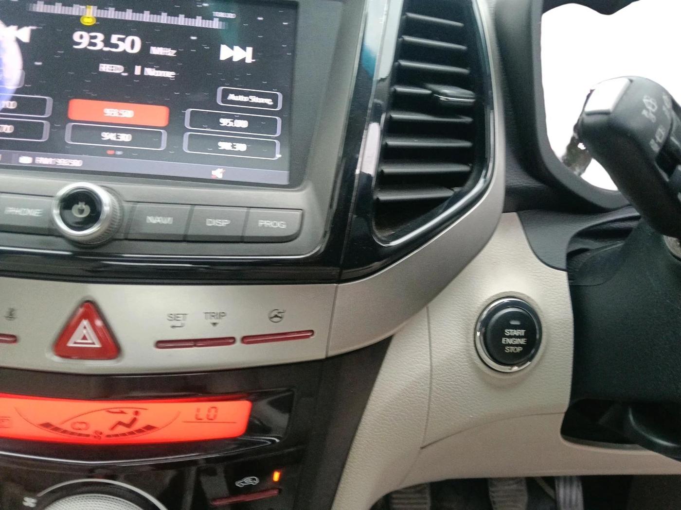 2021 Mahindra XUV300 W8 (O) 1.2 PETROL, Petrol, Manual, 26,331 km, interior