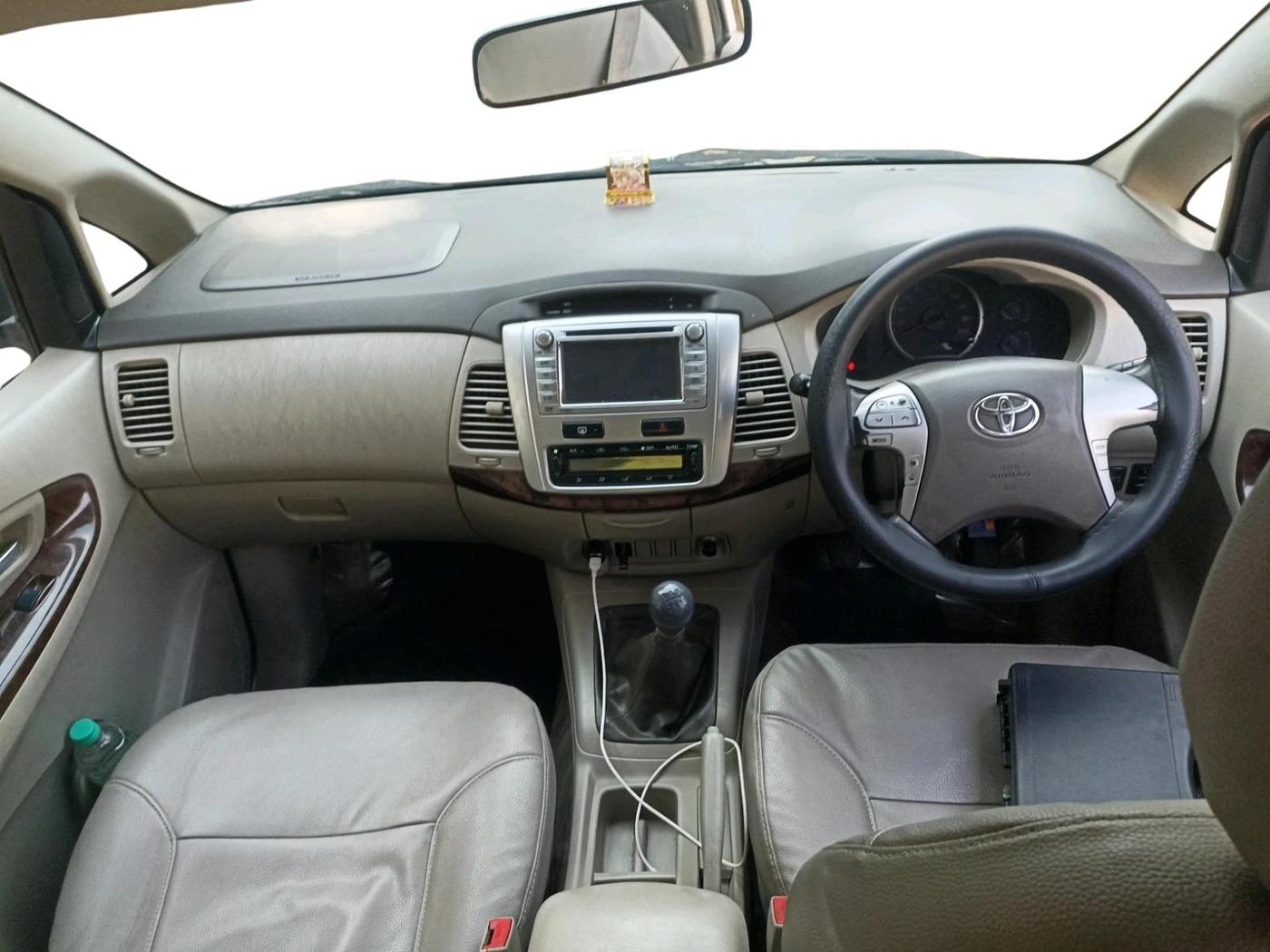 2012 Toyota Innova VX 2.5 7 STR, Diesel, Manual, 1,54,411 km, interior