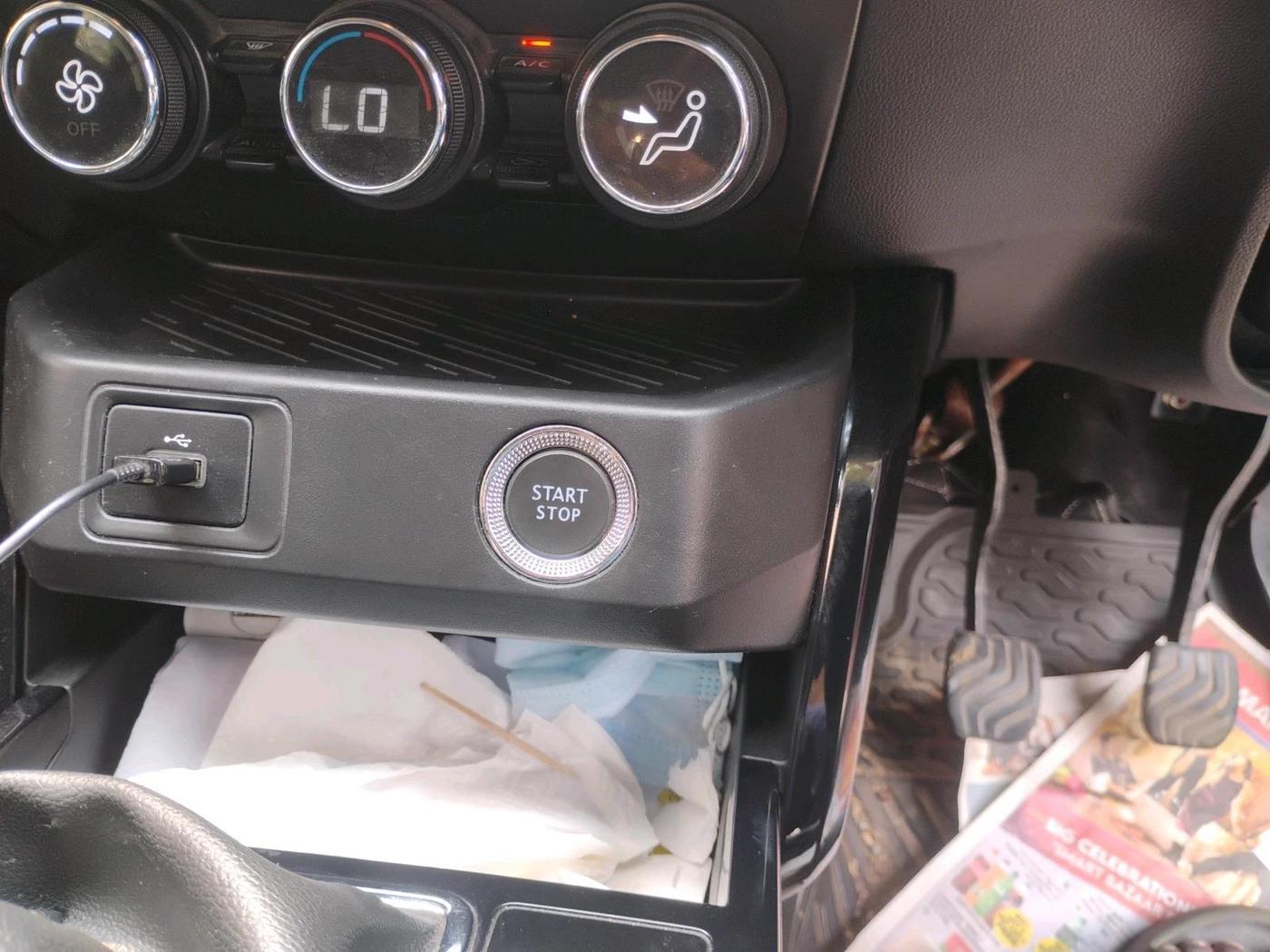 2022 Renault Kiger RXZ MT DUAL TONE, Petrol, Manual, 61,881 km, interior