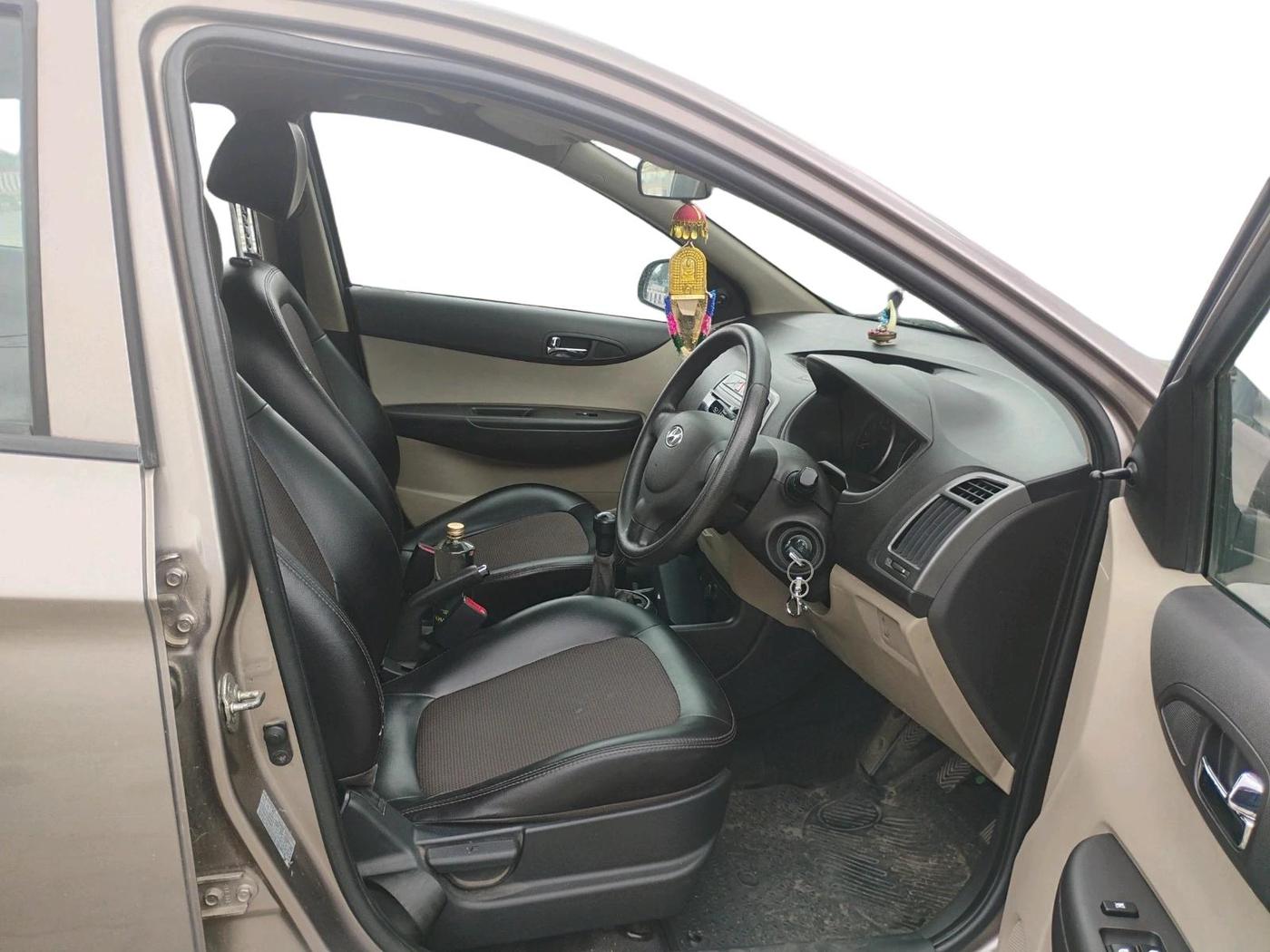 2013 Hyundai i20 MAGNA 1.2, Petrol, Manual, 69,996 km, interior