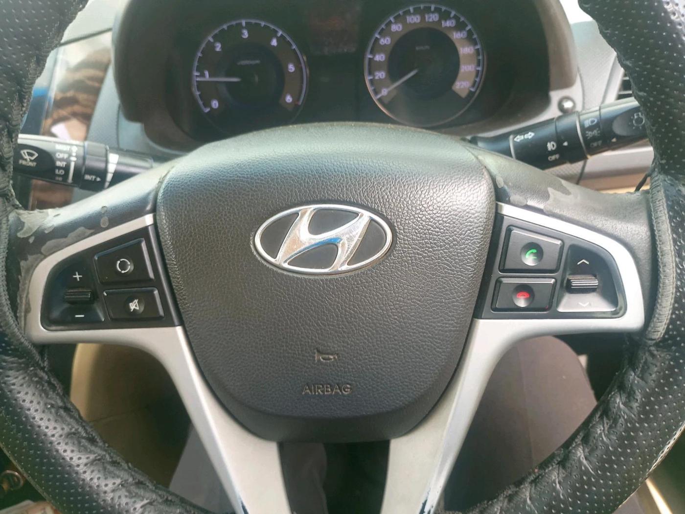 2011 Hyundai Verna FLUIDIC 1.6 CRDI SX OPT, Diesel, Manual, 2,19,606 km, interior