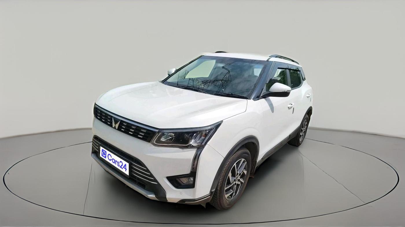 2024 Mahindra XUV300 W8 (O) 1.2 PETROL, Petrol, Manual, 6,158 km, exterior