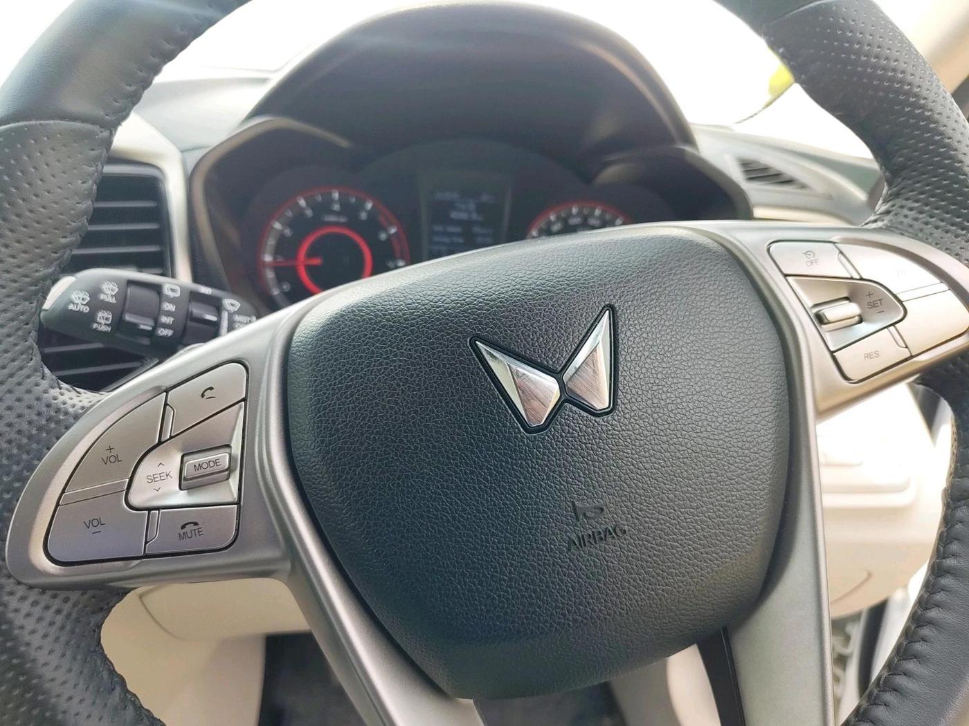 2024 Mahindra XUV300 W8 (O) 1.2 PETROL, Petrol, Manual, 6,158 km, interior