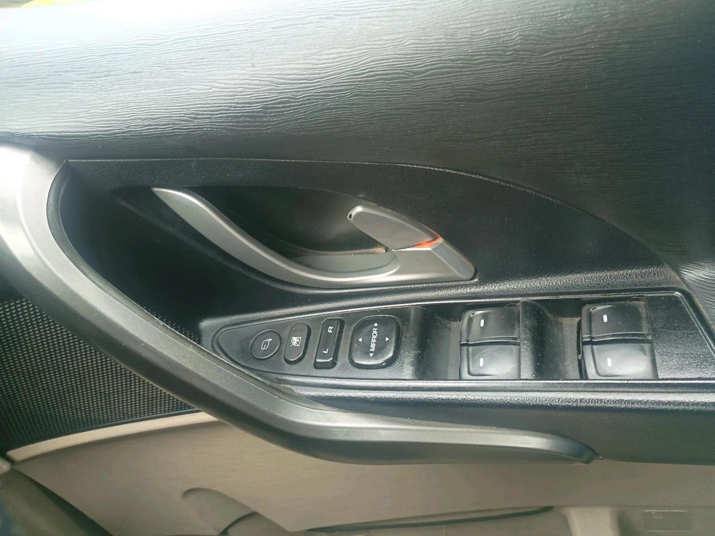 2016 Mahindra XUV500 W10, Diesel, Manual, 1,53,856 km, interior