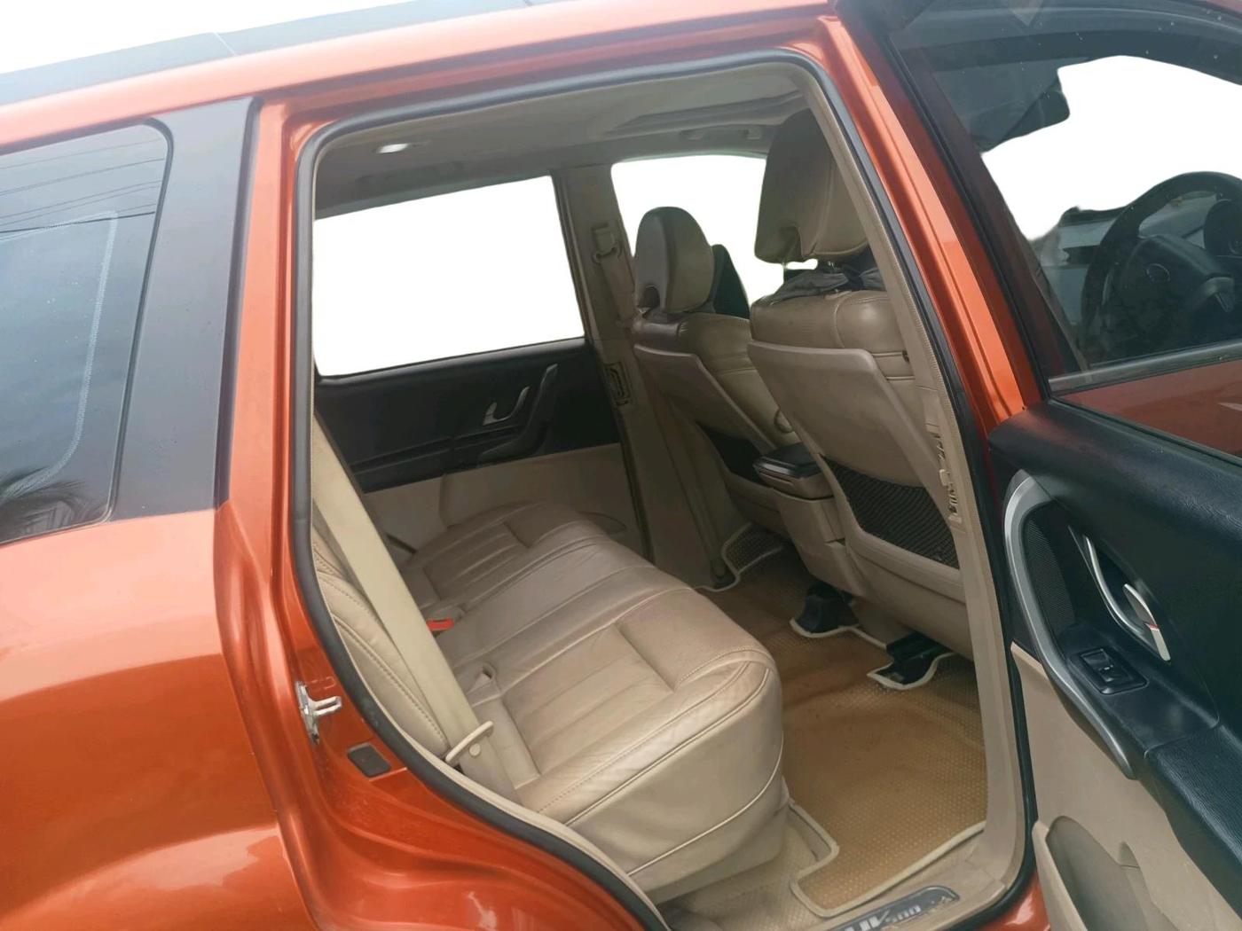 2016 Mahindra XUV500 W10, Diesel, Manual, 1,53,856 km, interior