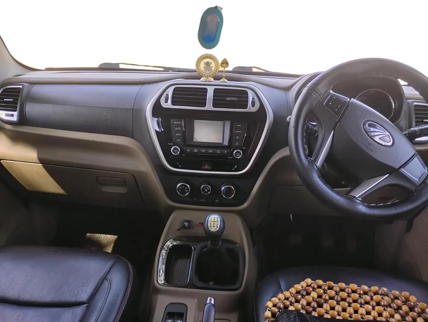2016 Mahindra TUV300 T8, Diesel, Manual, 1,07,335 km, interior
