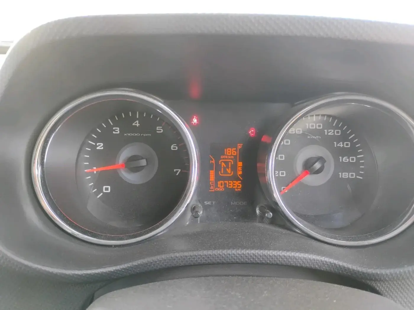 2016 Mahindra TUV300 T8, Diesel, Manual, 1,07,335 km, interior