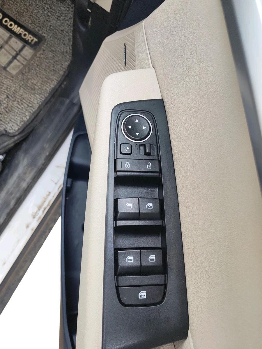 2022 KIA CARENS LUXURY PLUS 1.4 PETROL 7 STR, Petrol, Manual, 41,781 km, interior