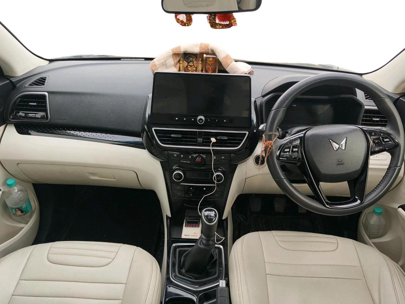 2025 Mahindra XUV 3XO AX5 1.5 Turbo Diesel, Diesel, Manual, 22,653 km, interior