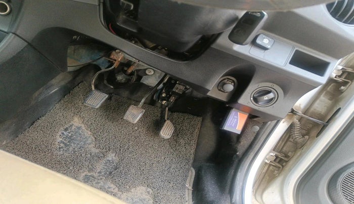 2013 Toyota Etios G, CNG, Manual, 1,66,814 km, interior