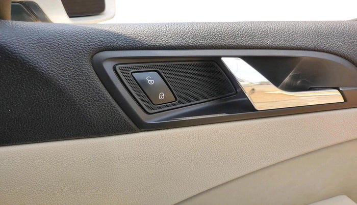 2012 Skoda Superb ELEGANCE 2.0 TDI CR AT, Diesel, Automatic, 1,39,701 km, interior