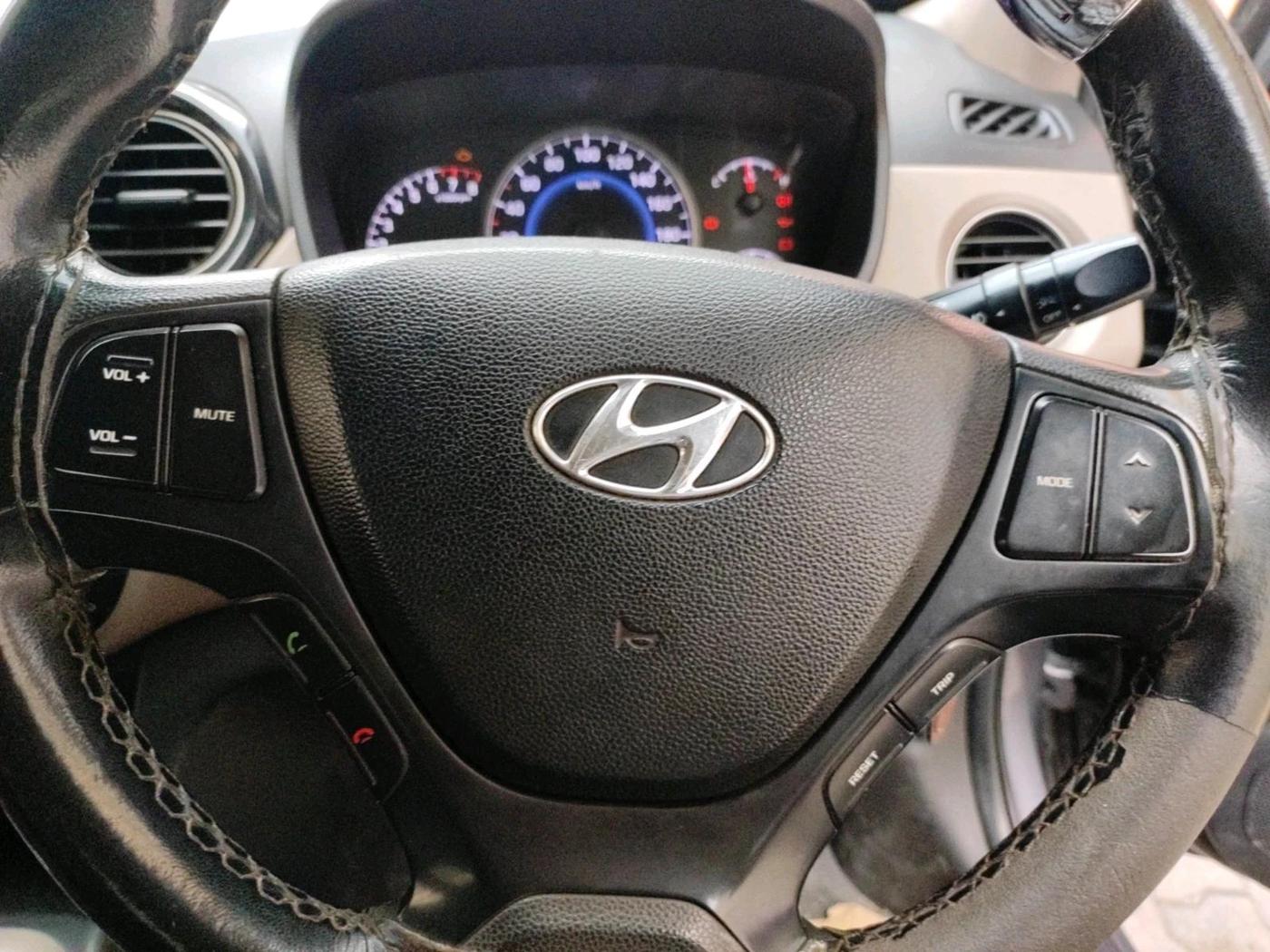 2015 Hyundai Grand i10 SPORTZ 1.2 KAPPA VTVT, Petrol, Manual, 3,10,832 km, interior