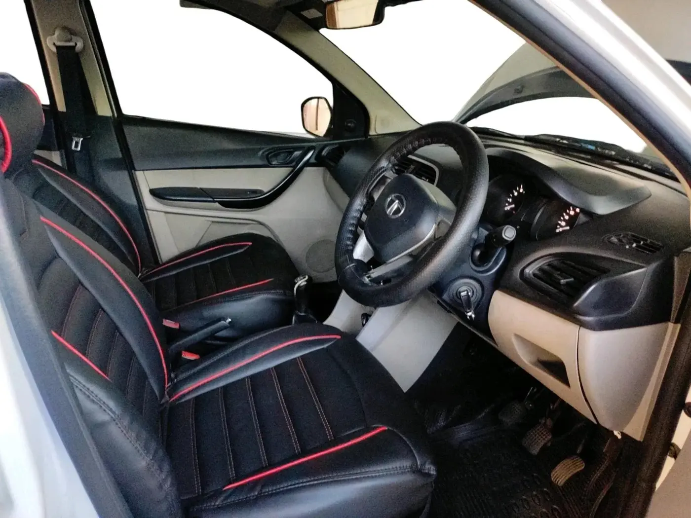 2016 Tata Tiago XM PETROL, Petrol, Manual, 1,41,626 km, interior