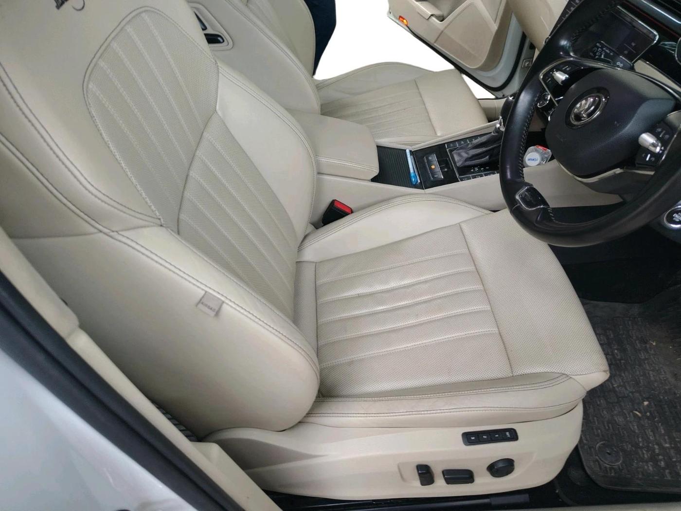 2020 Skoda Superb L&K 2.0 TSI AT, Petrol, Automatic, 1,17,944 km, interior
