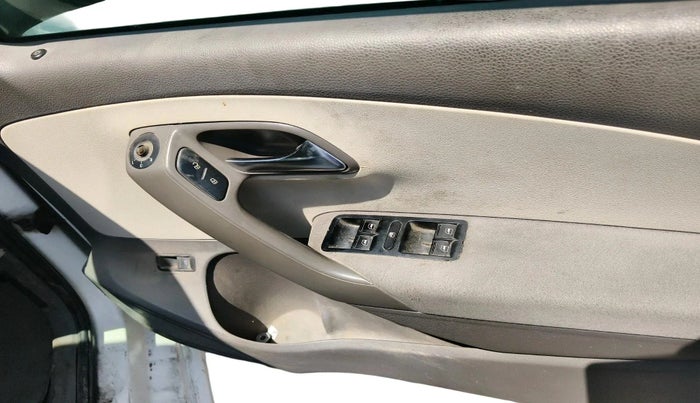 2011 Volkswagen Vento HIGHLINE DIESEL 1.6, Diesel, Manual, 1,41,737 km, interior