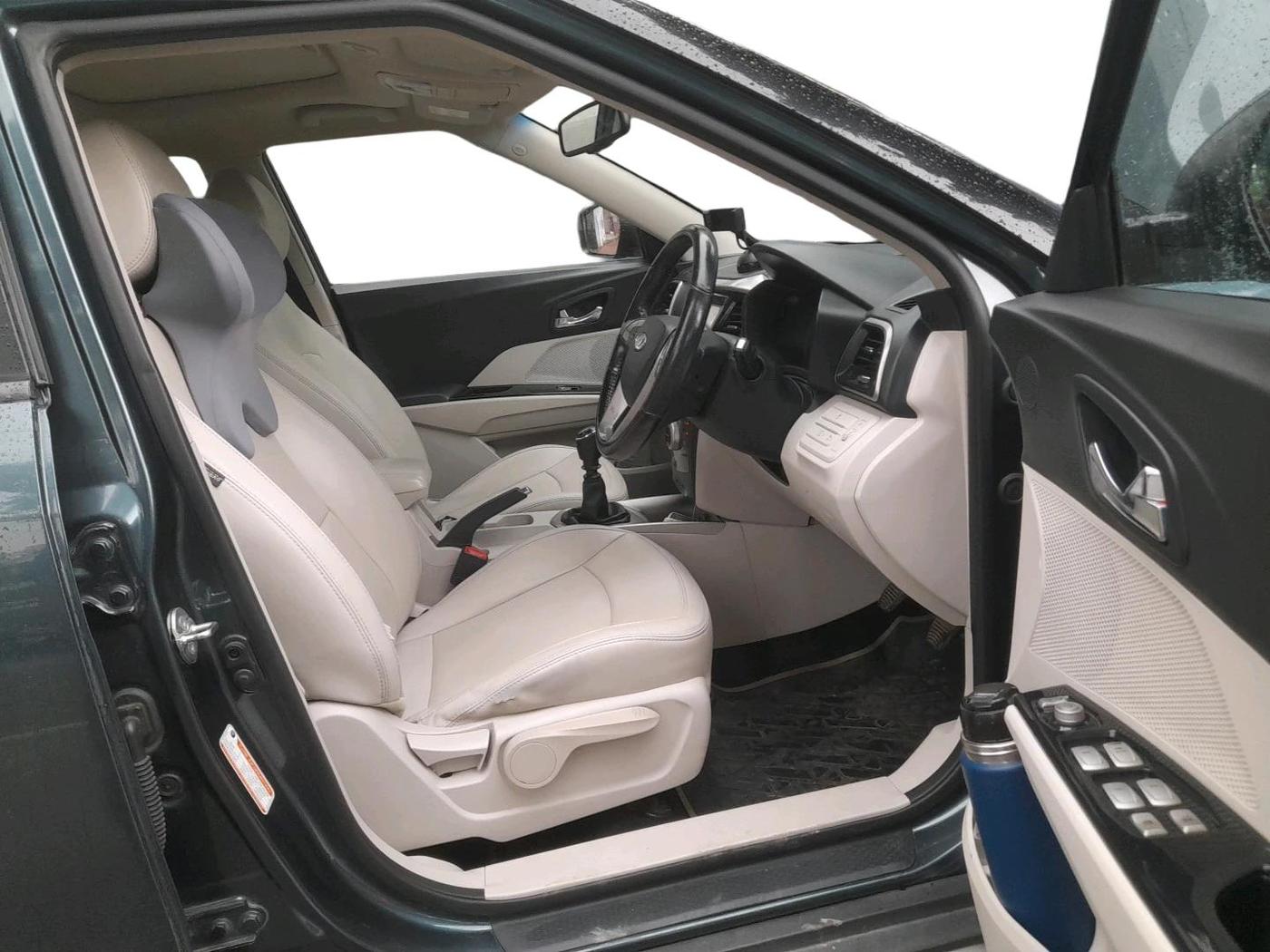 2021 Mahindra XUV300 W8 (O) 1.2 PETROL, Petrol, Manual, 51,849 km, interior