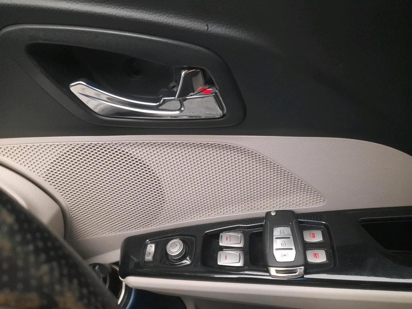 2021 Mahindra XUV300 W8 (O) 1.2 PETROL, Petrol, Manual, 51,849 km, interior