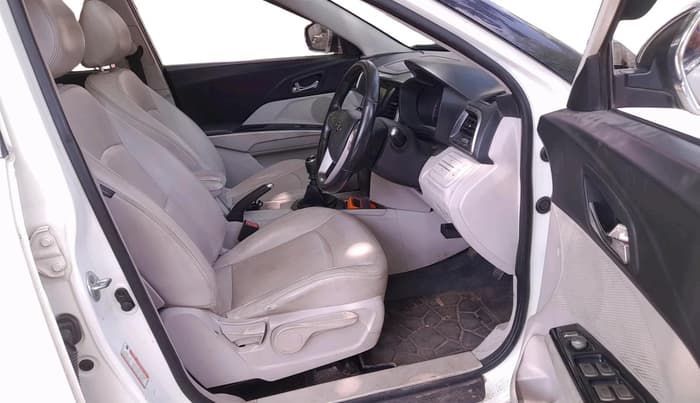 2019 Mahindra XUV300 W8 (O) 1.5 DIESEL, Diesel, Manual, 93,738 km, interior