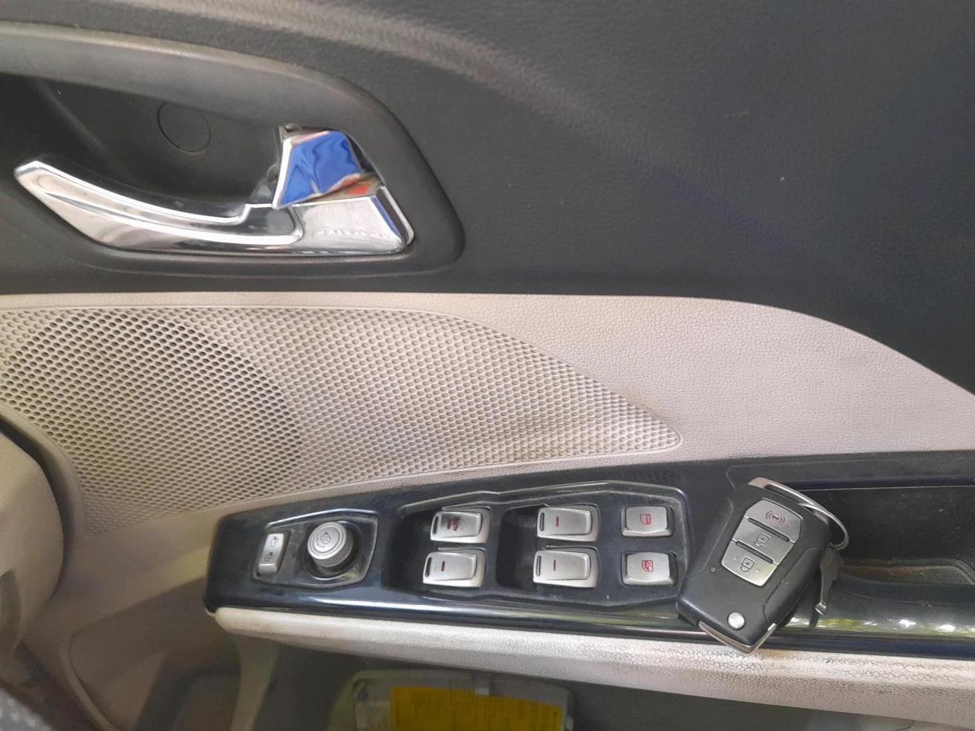 2019 Mahindra XUV300 W8 (O) 1.5 DIESEL, Diesel, Manual, 93,738 km, interior