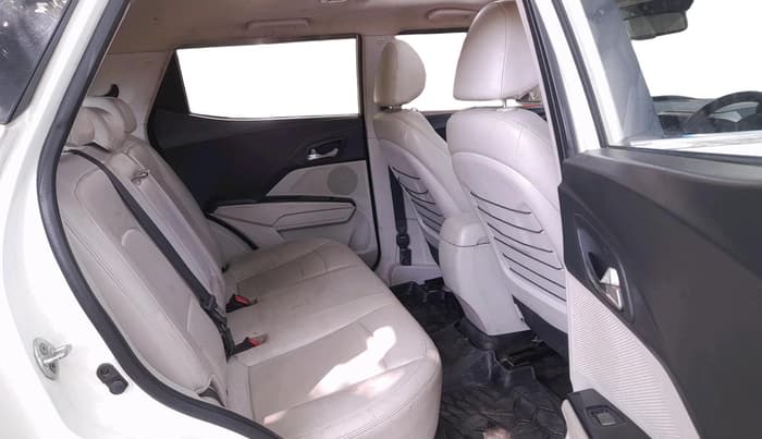 2019 Mahindra XUV300 W8 (O) 1.5 DIESEL, Diesel, Manual, 93,738 km, interior