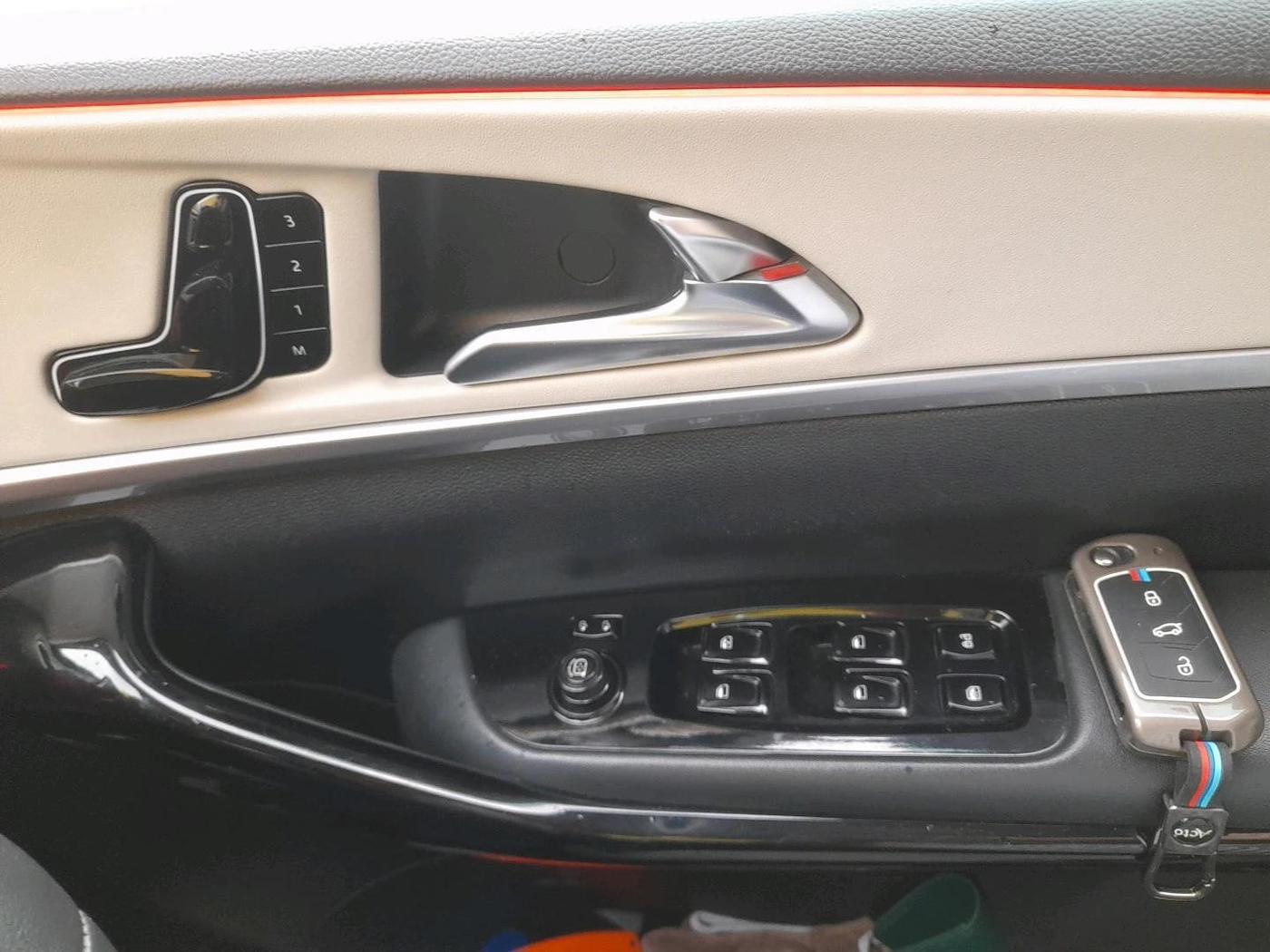 2023 Mahindra XUV700 AX 7 LUXURY D MT 7 STR, Diesel, Manual, 45,753 km, interior