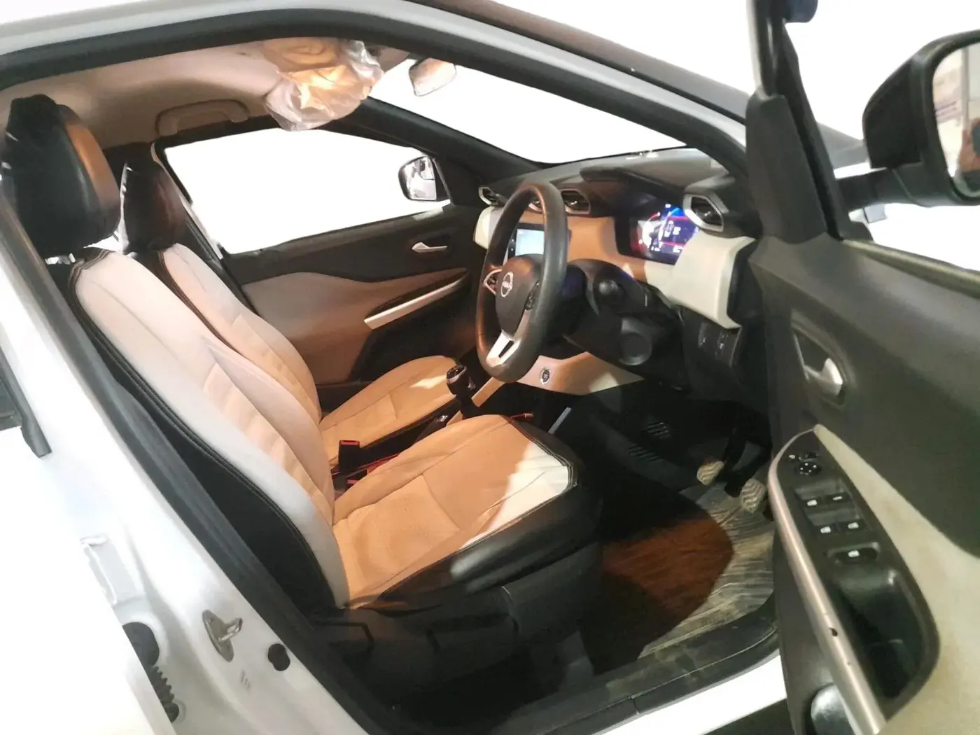 2024 Nissan MAGNITE XV MT, Petrol, Manual, 34,000 km, interior
