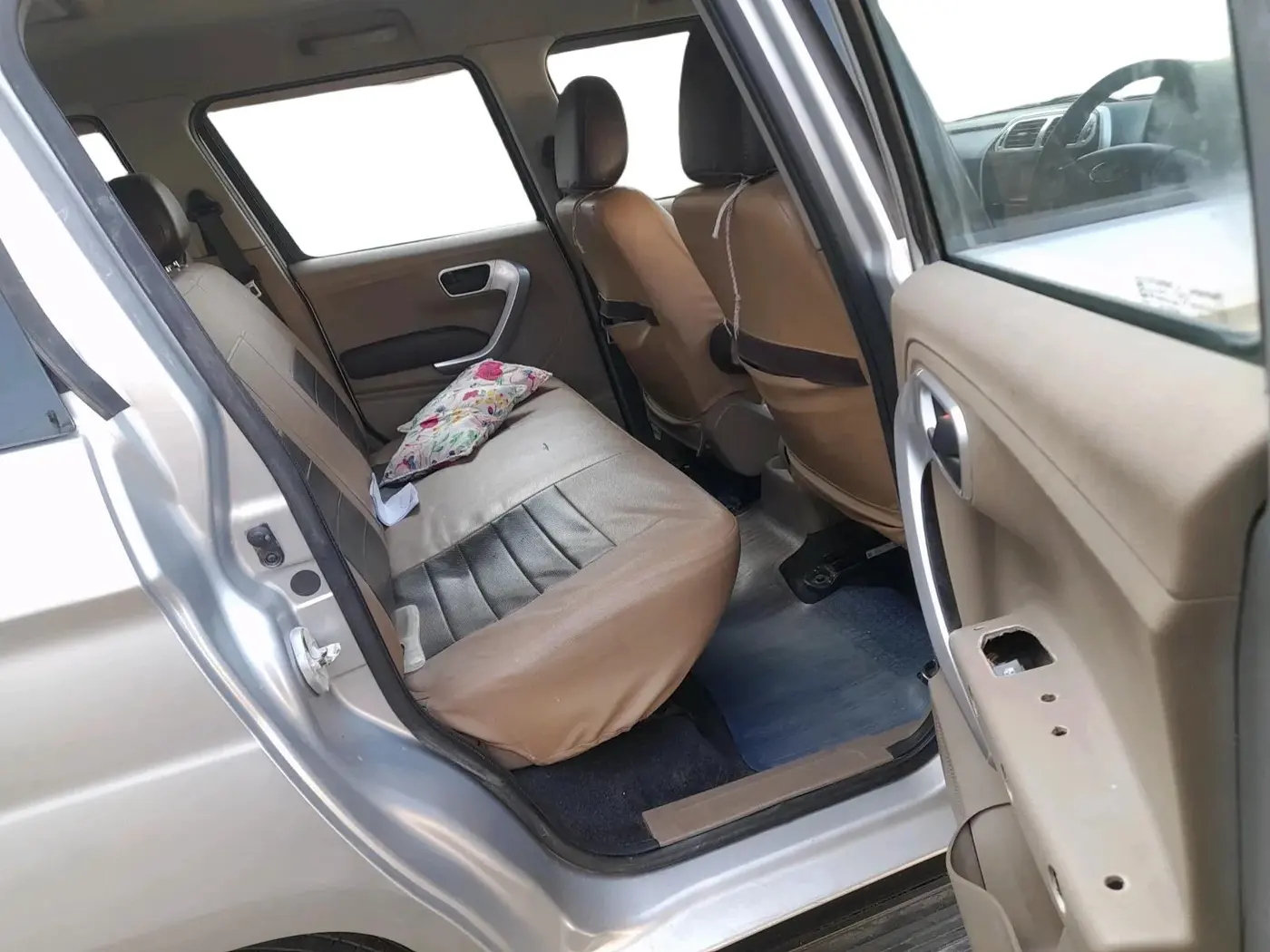 2018 Mahindra TUV300 T8, Diesel, Manual, 73,000 km, interior