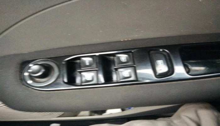 2020 Renault TRIBER RXZ AMT, Petrol, Automatic, 66,849 km, interior