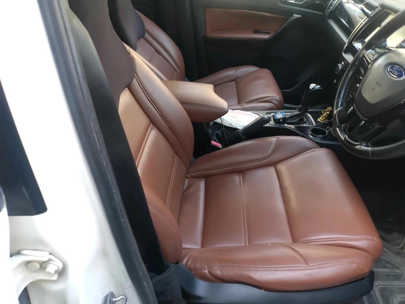 2016 Ford Endeavour TREND 2.2 4X2 AT, Diesel, Automatic, 1,28,500 km, interior