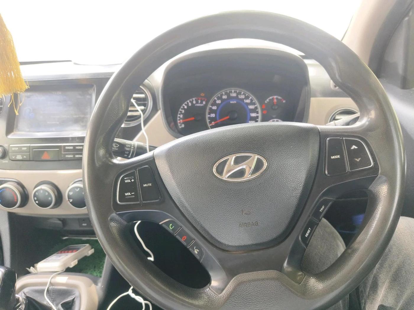 2017 Hyundai Grand i10 SPORTZ (O) 1.2 KAPPA VTVT, CNG, Manual, 98,159 km, interior