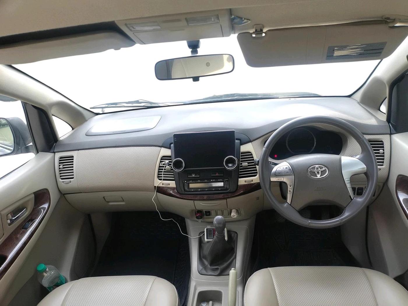 2014 Toyota Innova 2.5 GX 7 STR, Diesel, Manual, 1,42,171 km, interior