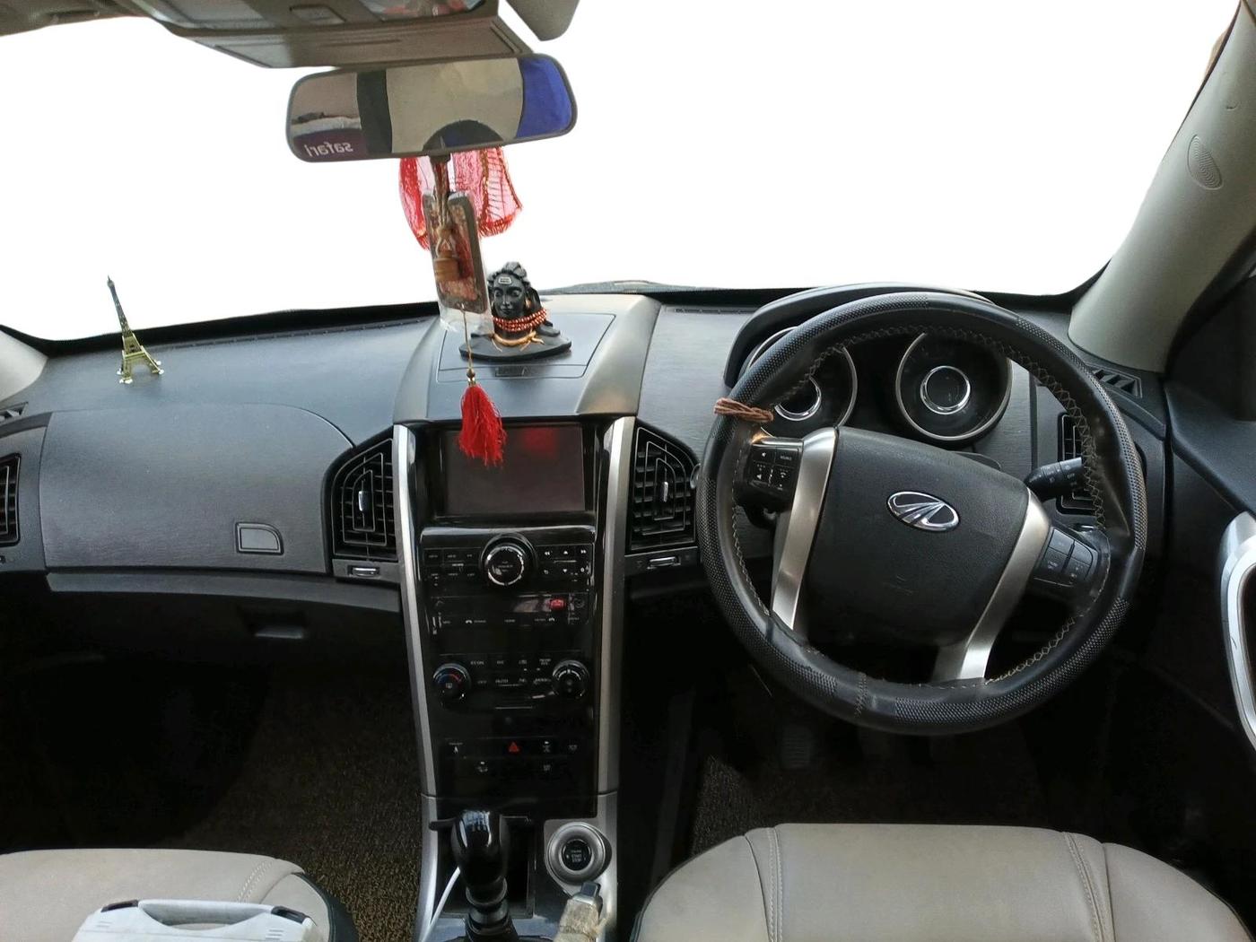 2019 Mahindra XUV500 W9, Diesel, Manual, 1,03,000 km, interior