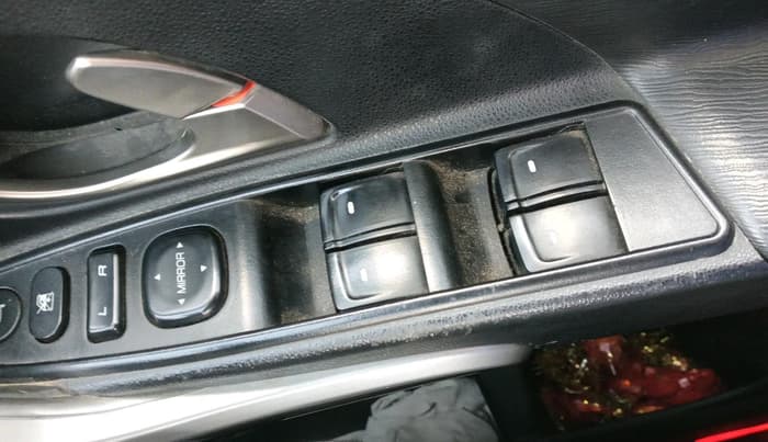 2019 Mahindra XUV500 W9, Diesel, Manual, 1,02,604 km, interior