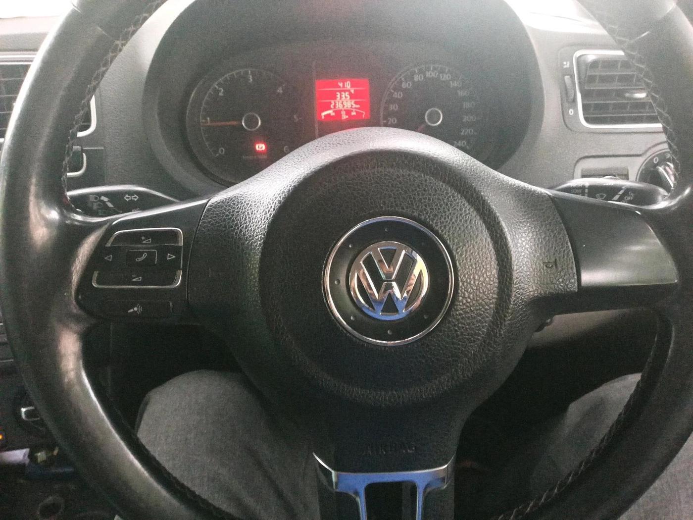2013 Volkswagen Polo HIGHLINE DIESEL, Diesel, Manual, 2,36,985 km, interior