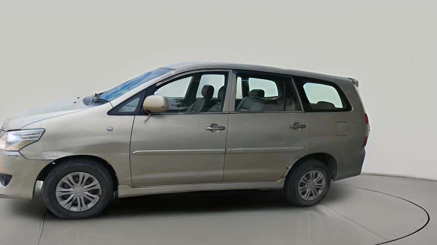 2013 Toyota Innova 2.5 GX 8 STR, Diesel, Manual, 1,01,682 km, exterior