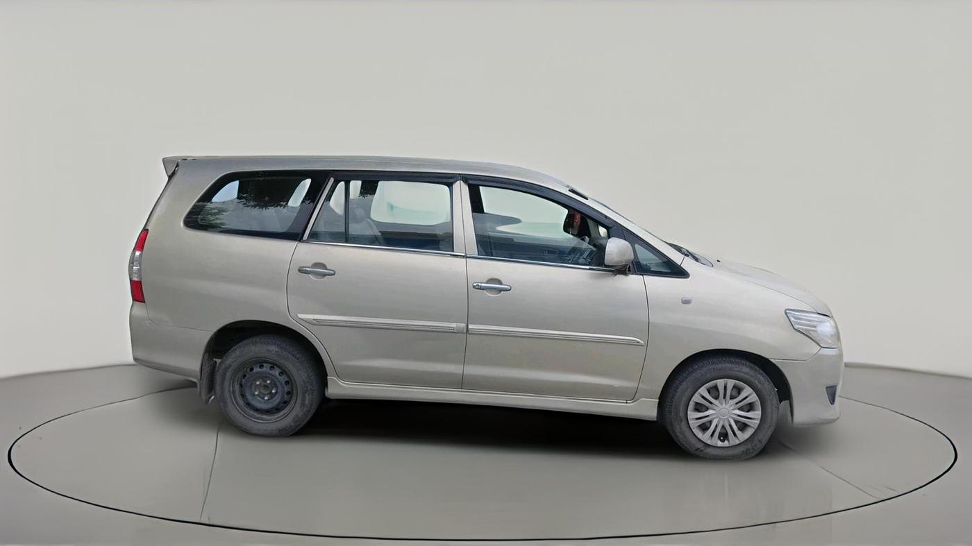 2013 Toyota Innova 2.5 GX 8 STR, Diesel, Manual, 1,01,682 km, exterior