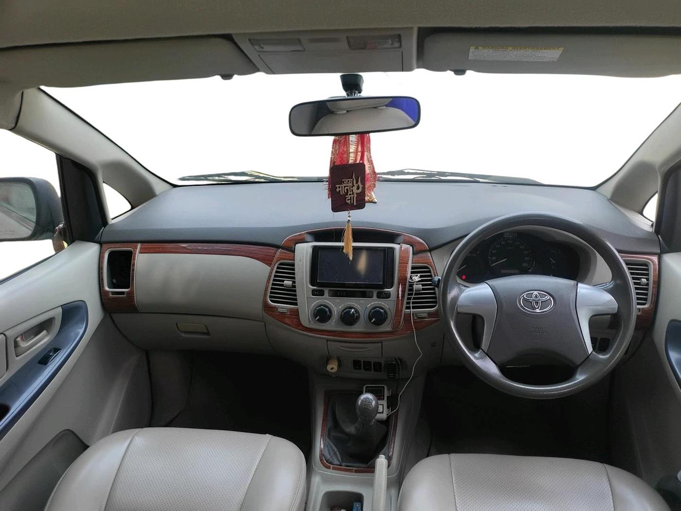 2013 Toyota Innova 2.5 GX 8 STR, Diesel, Manual, 1,01,682 km, interior