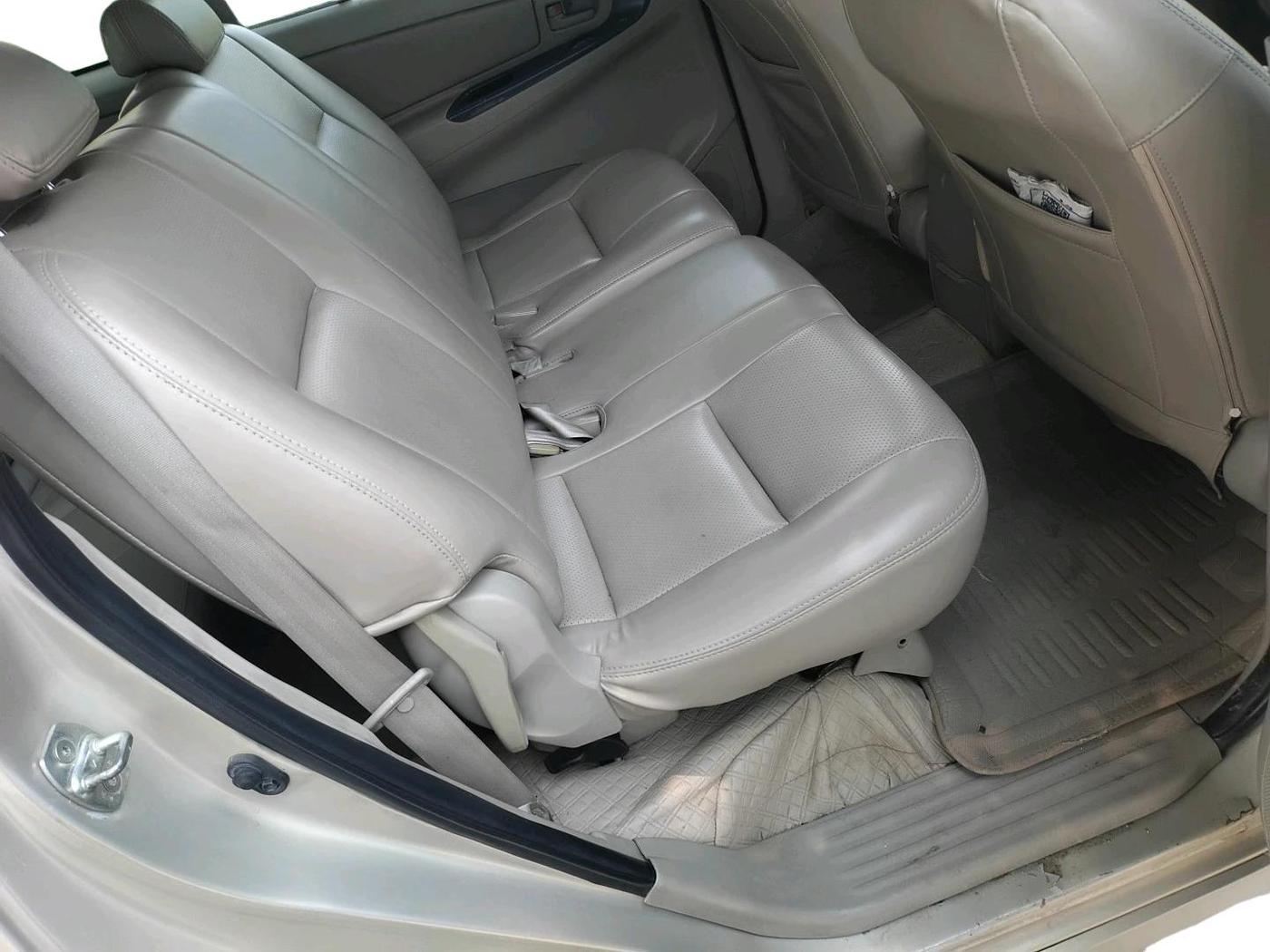 2013 Toyota Innova 2.5 GX 8 STR, Diesel, Manual, 1,01,682 km, interior