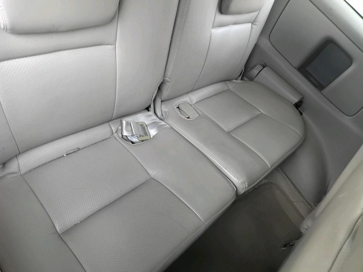 2013 Toyota Innova 2.5 GX 8 STR, Diesel, Manual, 1,01,682 km, interior