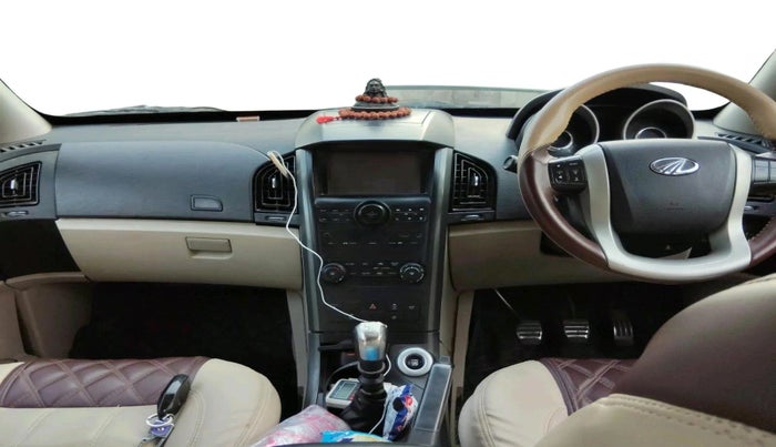 2018 Mahindra XUV500 W10, Diesel, Manual, 1,02,044 km, interior