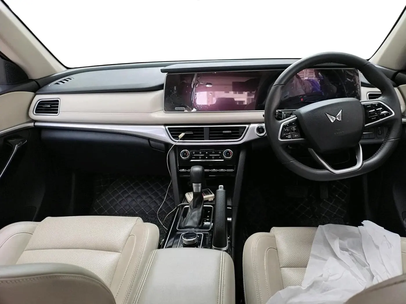 2022 Mahindra XUV700 AX 7 P AT 7 STR, Petrol, Automatic, 14,442 km, interior
