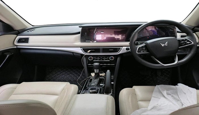 2022 Mahindra XUV700 AX 7 P AT 7 STR, Petrol, Automatic, 14,442 km, interior