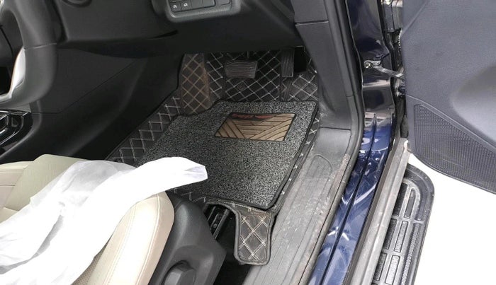 2022 Mahindra XUV700 AX 7 P AT 7 STR, Petrol, Automatic, 14,442 km, interior