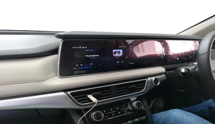2022 Mahindra XUV700 AX 7 P AT 7 STR, Petrol, Automatic, 14,442 km, interior