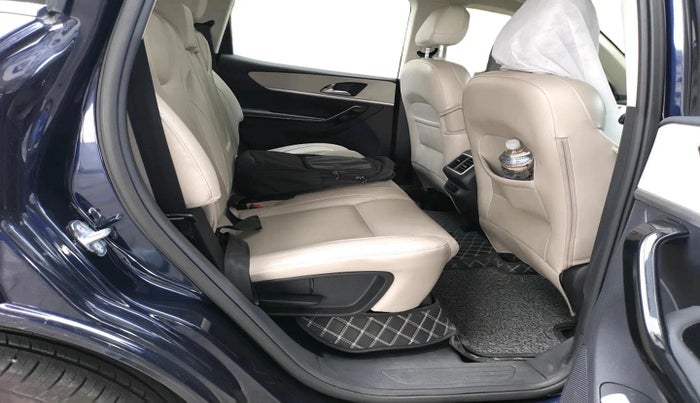 2022 Mahindra XUV700 AX 7 P AT 7 STR, Petrol, Automatic, 14,442 km, interior