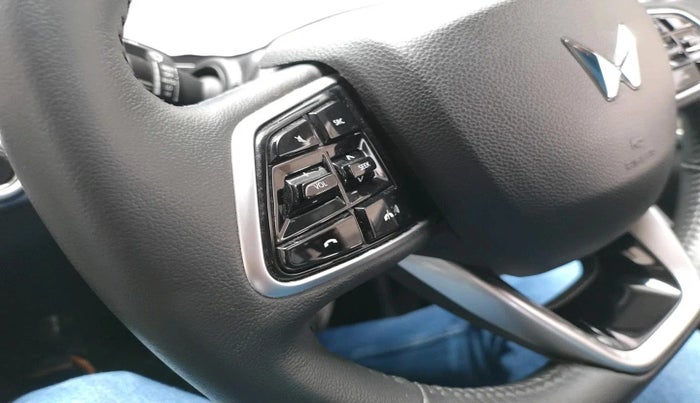 2022 Mahindra XUV700 AX 7 P AT 7 STR, Petrol, Automatic, 14,442 km, interior