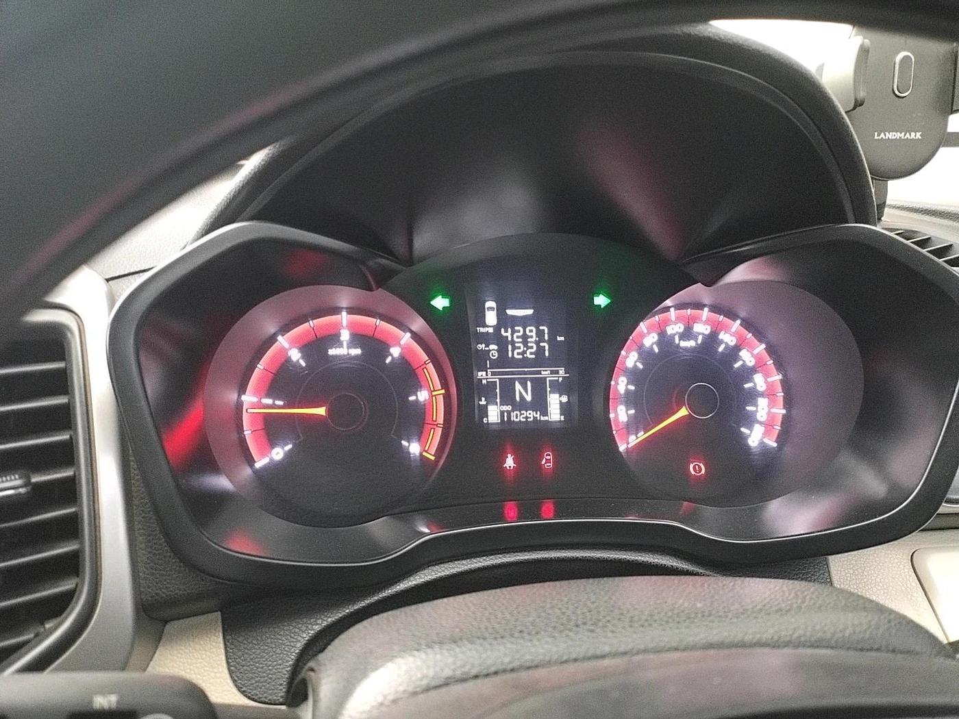 2020 Mahindra XUV300 W6 1.5 DIESEL, Diesel, Manual, 1,10,294 km, interior
