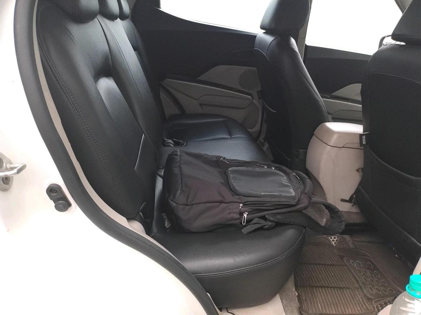 2020 Mahindra XUV300 W6 1.5 DIESEL, Diesel, Manual, 1,10,294 km, interior