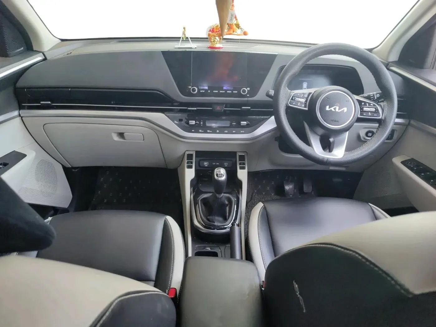 2023 KIA CARENS PRESTIGE PLUS 1.5 PETROL IMT 7 STR, Petrol, Manual, 22,293 km, interior
