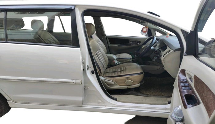 2014 Toyota Innova 2.5 GX 8 STR, Diesel, Manual, 1,85,143 km, interior